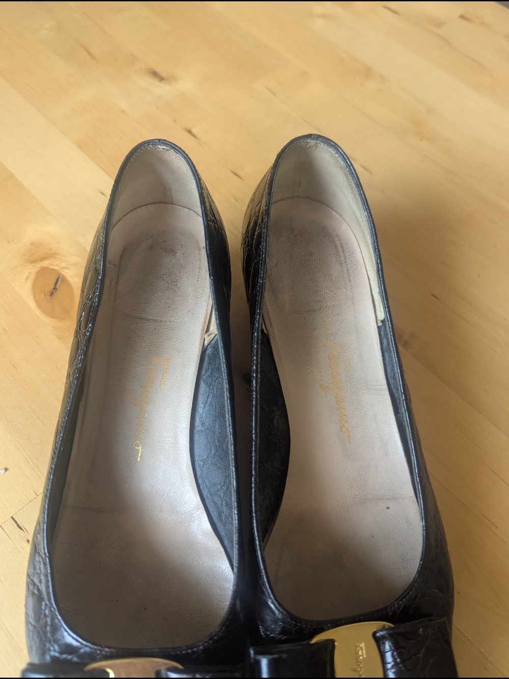 Salvatore Ferragamo Black Leather Vara Bow Low Heel Pumps - Size 9 - Picture 5 of 6